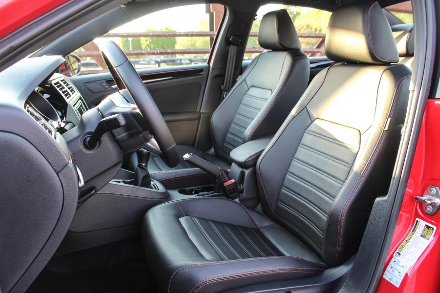 Интерьер Volkswagen Jetta GLI (Typ 1B) 2015 года  (NA) (фото 7 из 40)
